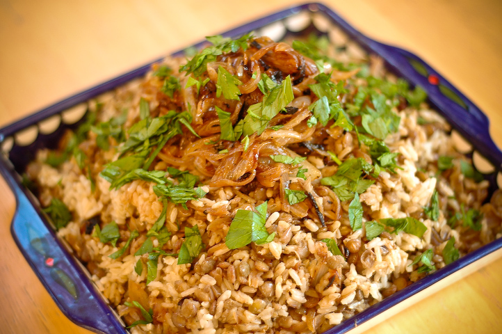 Mujadara (arroz, lentejas y cebolla caramelizada Pilaf)